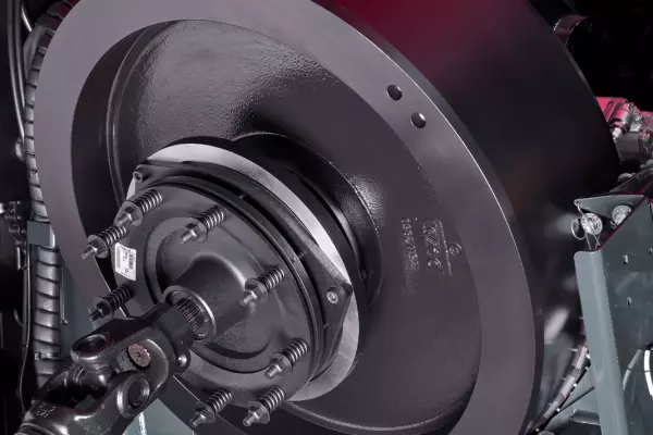 The 485 kg heavy-duty flywheel offers maximum driving comfort.