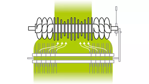 The short distance between rotor and pick-up tines maintains consistent crop flow.