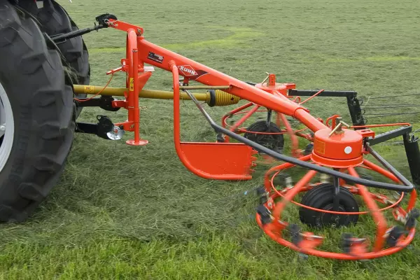 A central swath divider ensures that crop is evenly distributed between the rotors.