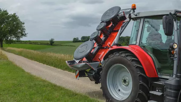 The saucers of the drum mower can rotate freely