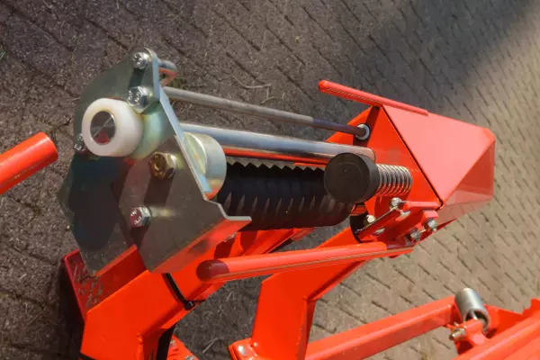 A hydraulic, high-grip film cutter allows you to adjust the cutting moment independent of the table tipping position