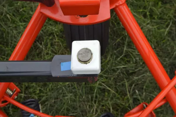 The crop deflectors on the HAYBOB 300 and 360 have two height settings.