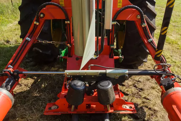 A hydraulic high-grip film cutter holds and cuts the film.