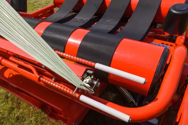 A spring-loaded high-grip film cutter holds and cuts the film automatically.