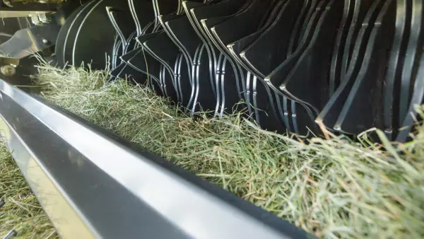 The KUHN POWER FEED ROLLER is a driven crop roller which enables a steady crop flow