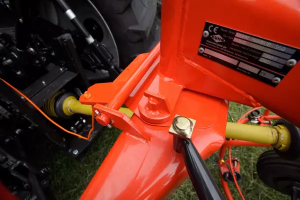 When lifted for transport, the headstock automatically centers and locks for added safety.