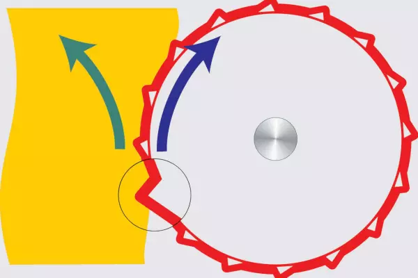 Rollers with POWERTRACK profile for reliable bale rotation.