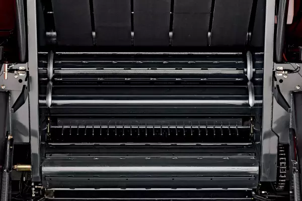 5 Belt and 3 roller of the VBP 3200 Series bale chamber ensures fast, consistent bale formation.
