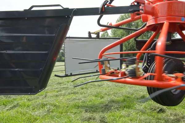 The centrifugal force-controlled, horizontal tines self-adjust to field contours.