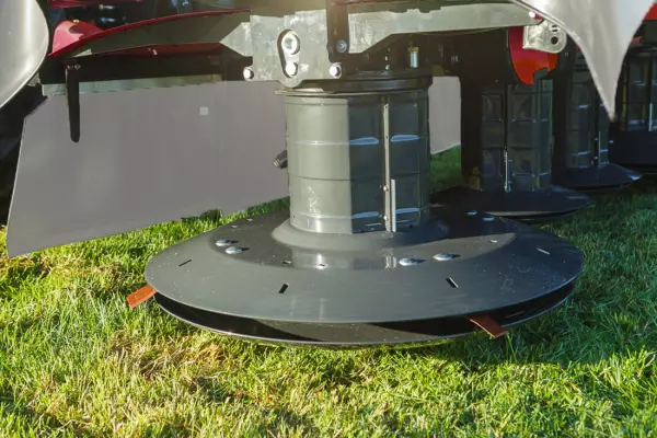 The front cover can be folded 90° upwards, allowing easy access to the blades