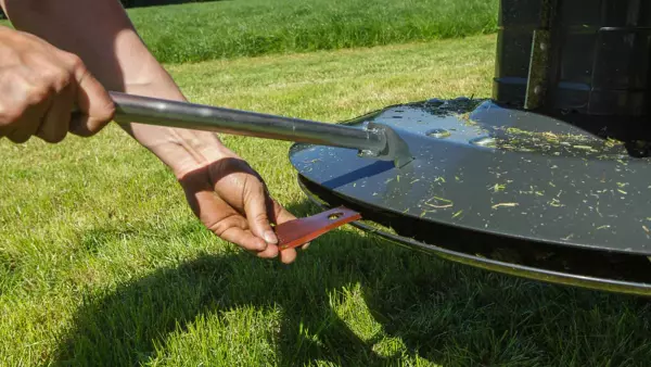 The foldable front and side protective covers can be lifted upwards, convenient for daily inspection and blade exchange.