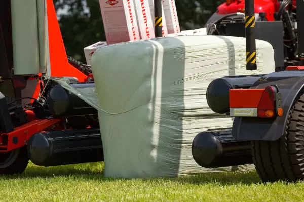 If required, you can unload a bale on the short side for easy transport