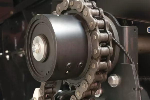 All main intake components of the KUHN large square balers are fitted with a cam-type clutch.