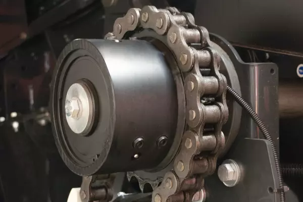 All main intake components of the KUHN large square balers are fitted with a cam-type clutch.