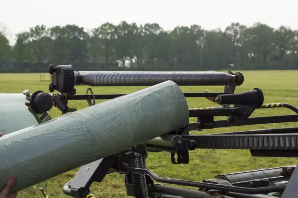 The rotatable pre-stretchers make it easy to load the film at a convenient height.