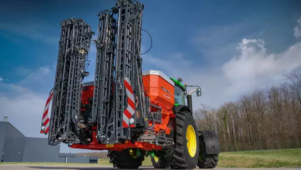 Highly compact design with booms well integrated into the dimensions of the machine