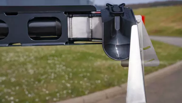 Border deflector and fertiliser diffuser