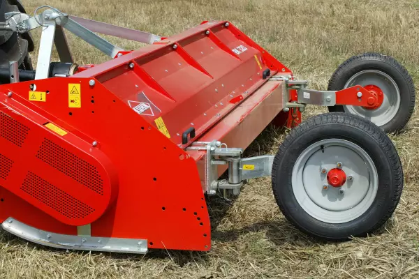 Semi-pivoting wheels for a BK 320 shredder allows ensuring height control.