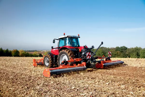 The rear shredder BP 8300 attached with a front mounted shredder allows reaching a higher output