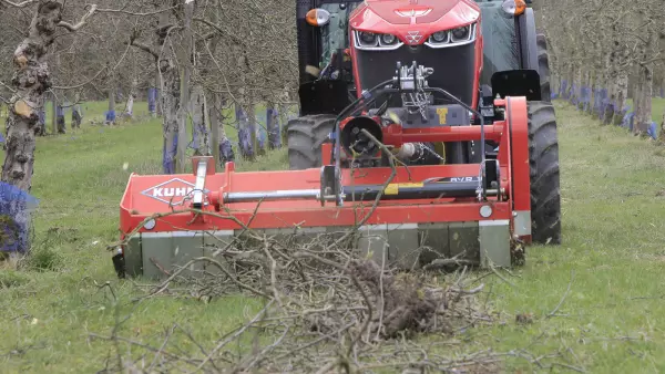The BVR 180 shredder at work in front-mounted position with hydraulic offset