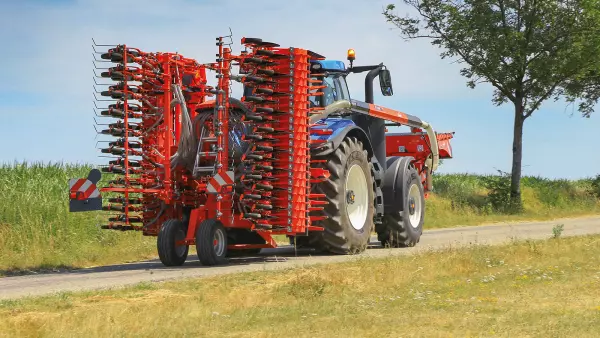 Seeding combination on the road, composed of the HR 4530 RCS power harrow and the BTFR 4530 seeding bar 