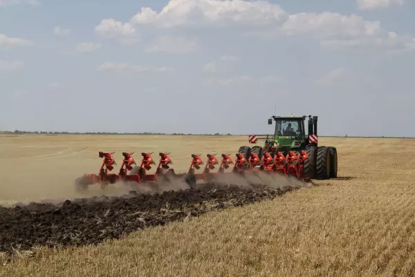 The CHALLENGER semi-mounted plough in on land version