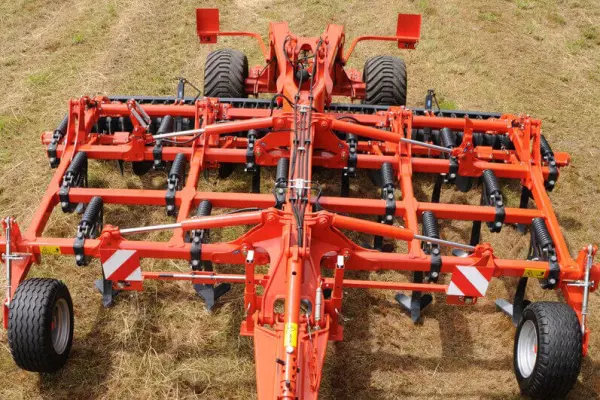 The CULTIMER L hitched on the lift arms to facilitate manoeuvres