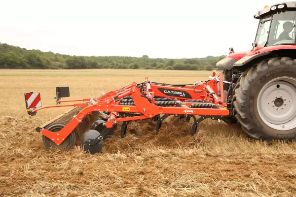 The CULTIMER L 400R equipped with levelling discs