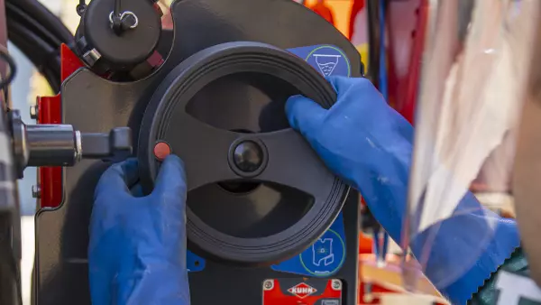 Photo of the operator turning the multifunction handwheel on the DILUSET+ operator's station