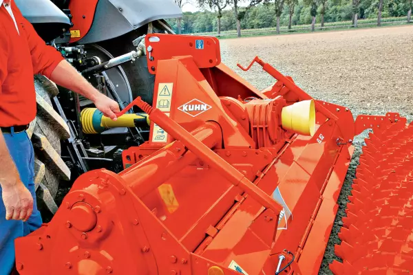 Adjustable rear hood of the KUHN EL power tillers