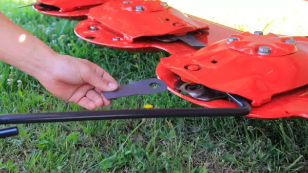 The FLEXPROTECT guard on GMD 3515 and GMD 4015 deforms when hitting an obstacle.