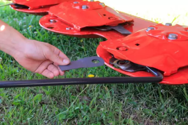 FAST-FIT quick-release knife attachment