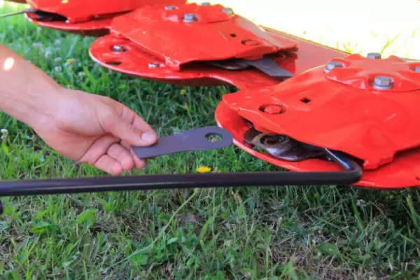 Quickly change your knives on the FC 3115 mower conditioner with the FAST-FIT quick knife release system