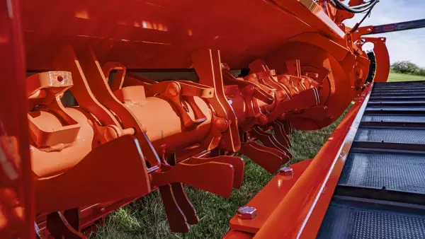 The retractable steel finger conditioner allows the FC 13460 mower conditioner to adapt to the various types of forage