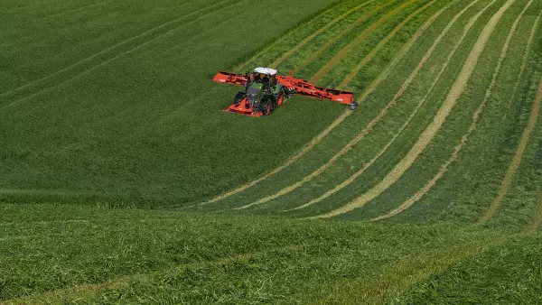 The FC 13460 mower conditioner integrates the Controlled Traffic Farming (CTF) and thus allows streamlining tasks.