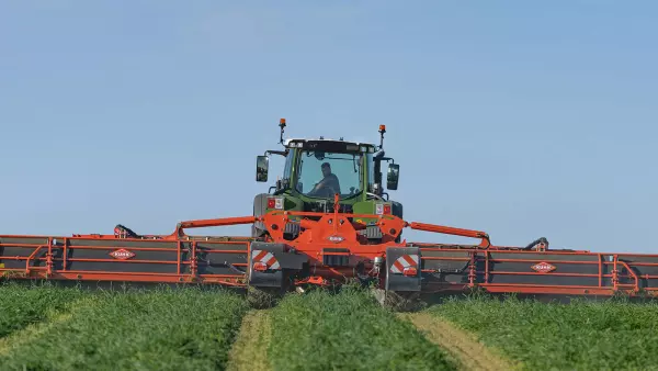 The telescopic axle of the FC 13460 RA mower conditioner makes it easier to form a wider swath.
