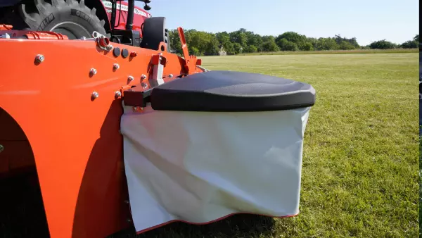 The FLEXPROTECT guard protects your FC 3115 mower conditioner by avoiding damage when mowing plot borders.