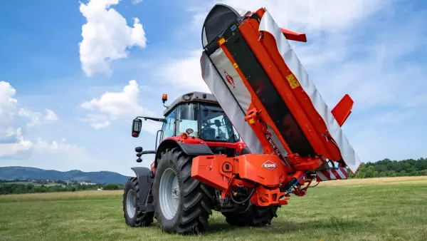The FC 3115 mower conditioner folds vertically 126� for increased compactness at transport.