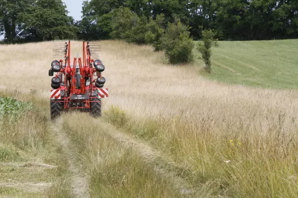 No need to remove the tine arms for road travel unlike for a single-rotor model