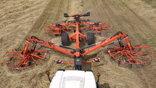 Windrow width is easily adjusted with the GA 13231 and GA 15231 rakes