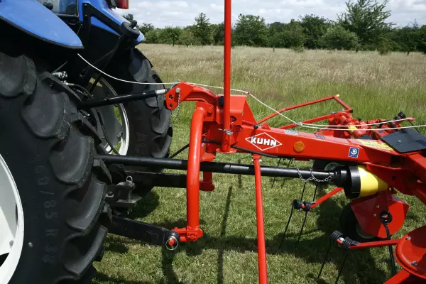 Pivoting headstock for optimum ground following