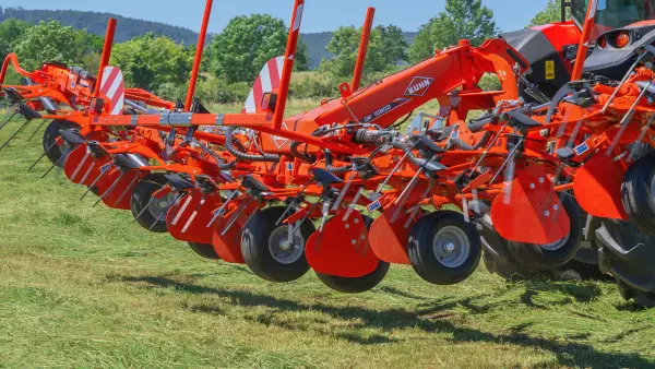 Deflector plates fitted to the GF 10803 tedder prevent fodder wrapping around the wheel columns.
