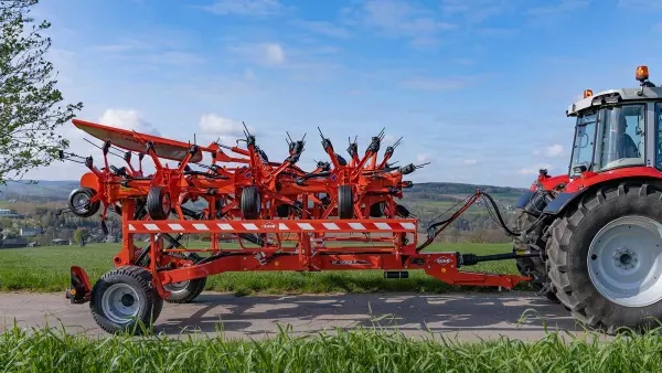 Fast and simple setting into transport position with the GF 13003 T tedder
