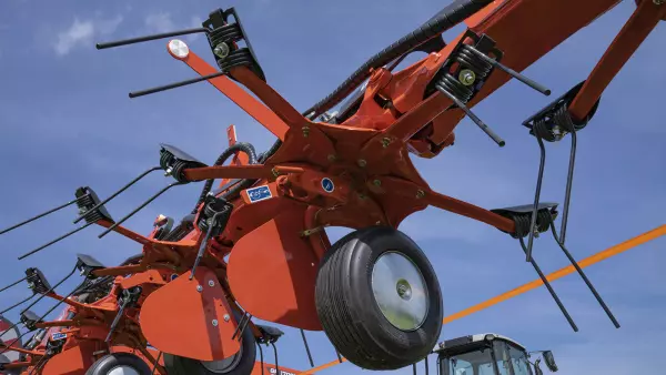 The small rotors fitted on the GF 17003 T and GF 15003 T tedders offer many benefits