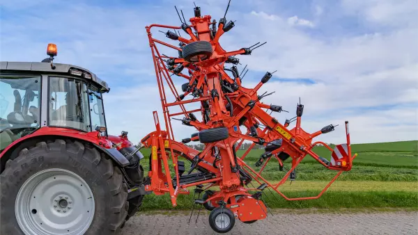 The GF 13003 mounted tedder is compact on the road