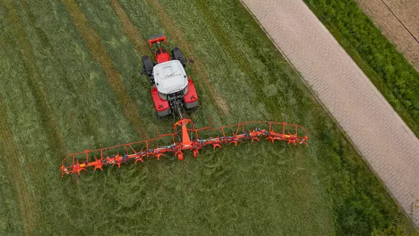 Border tedding is managed by the GF 13003 tedder's two outer right-hand rotors that pivot 