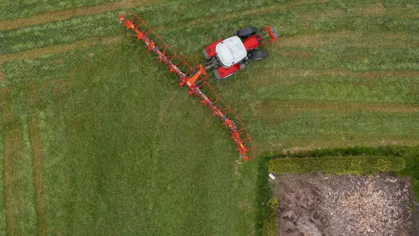 The GF 13003 tedder is stable when turning in work mode