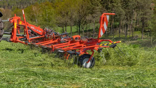 The larger-angled rotors on the GF 13003 model contribute to effective forage turning