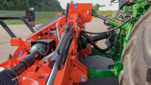 HR 1040 R power harrows are widely compatible with different couplings