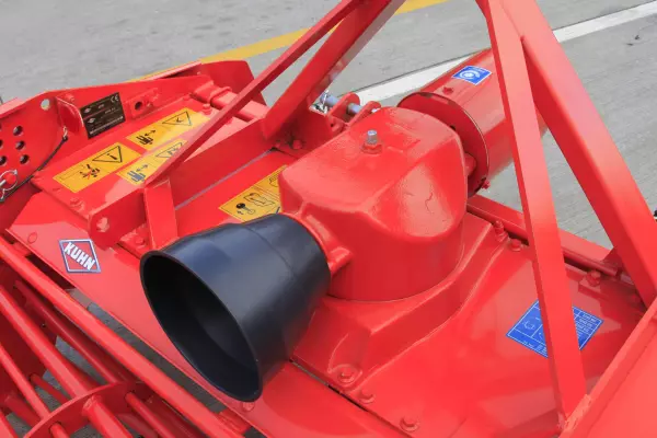 Robust central gearbox in ductile cast iron on the HRB 152 power harrow